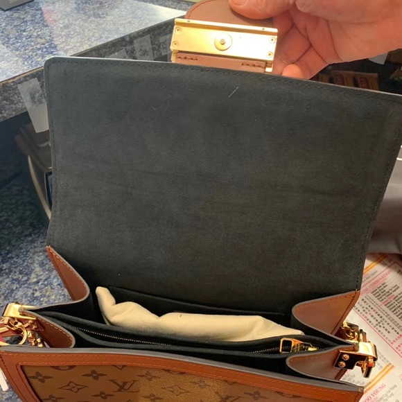 Louis Vuitton - Picture 3 of 7